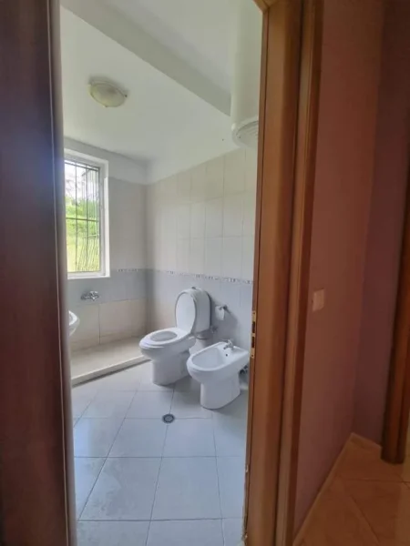 Tirane, jepet me qera apartament 3+1 Kati 2, 150 m² 600 Euro (Kopshti Zoologjik)