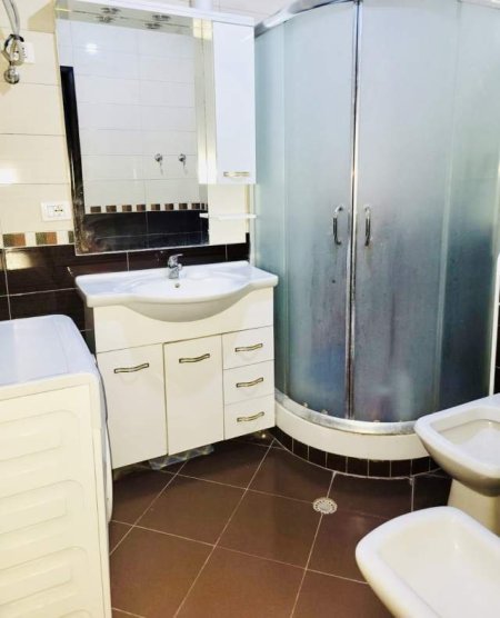 Tirane, ndarje qiraje apartament 2+1+A+BLK Kati 1, 68 m² 175 Euro (Prane Hotel Roland)