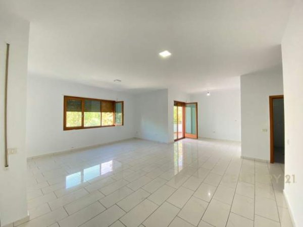 Tirane, jepet me qera ambjent biznesi 135 m² 600 Euro (Liqeni i Thate)