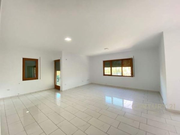 Tirane, jepet me qera ambjent biznesi 135 m² 600 Euro (Liqeni i Thate)