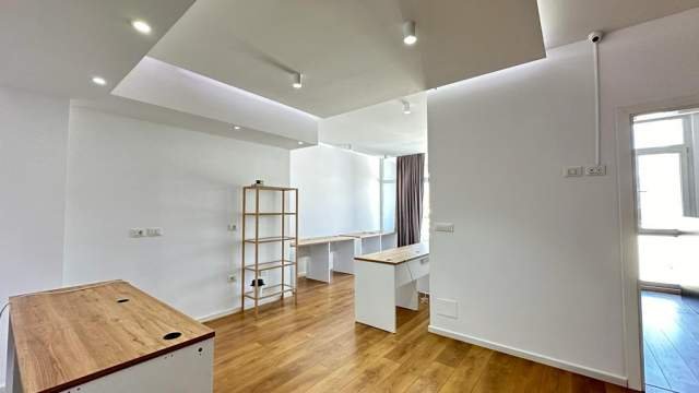 Tirane, jepet me qera ambjent biznesi Kati 8, 101 m² 700 Euro (Komun Parisi)