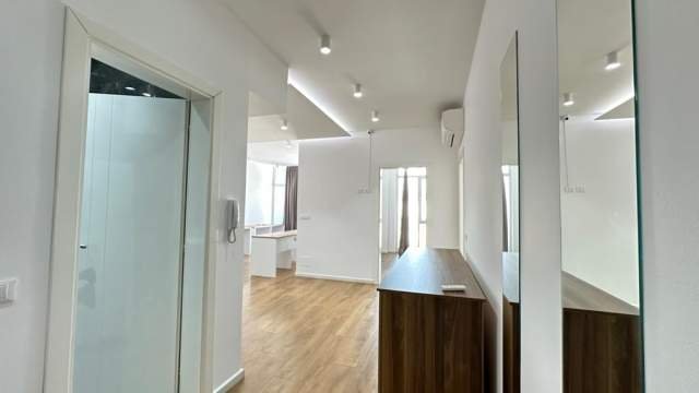 Tirane, jepet me qera ambjent biznesi Kati 8, 101 m² 700 Euro (Komun Parisi)