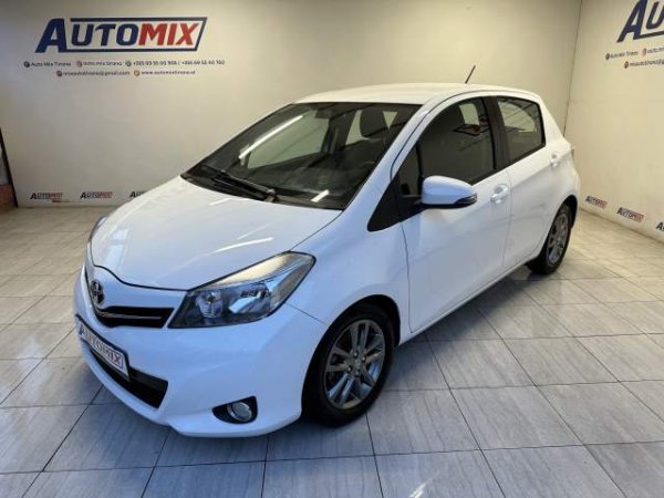 Tirane, shes makine Toyota yaris Viti 2014, 7.600 Euro