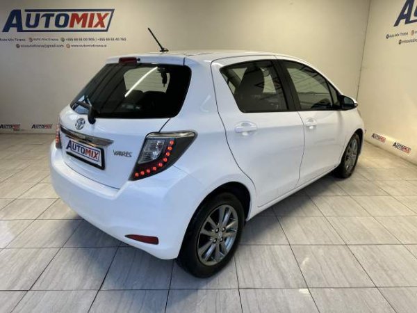 Tirane, shes makine Toyota yaris Viti 2014, 7.600 Euro