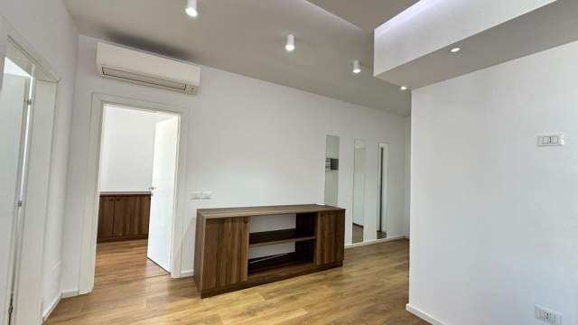 Tirane, jepet me qera ambjent biznesi Kati 8, 101 m² 700 Euro (Komun Parisi)