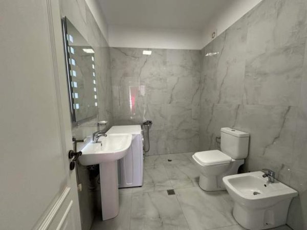 Tirane, jepet me qera apartament 2+1 Kati 2, 110 m² 600 Euro (Alidem)