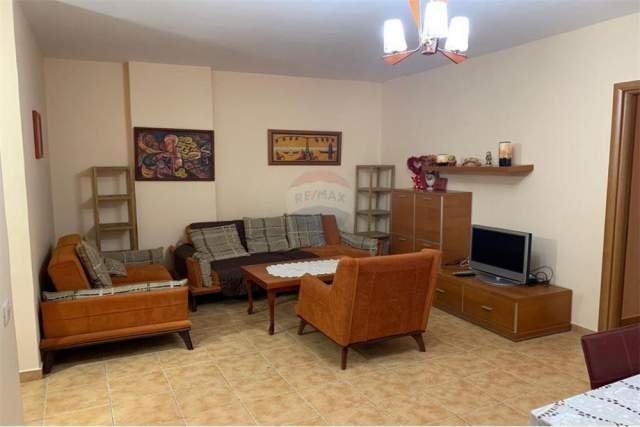 Tirane, jepet me qera apartament 3+1 Kati 6, 110 m² 500 Euro (Don Bosco)