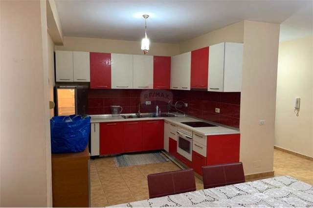 Tirane, jepet me qera apartament 3+1 Kati 6, 110 m² 500 Euro (Don Bosco)