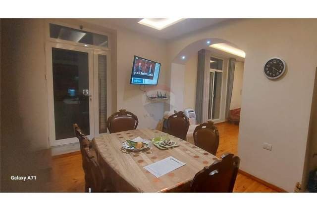 Tirane, jepet me qera apartament duplex 4+1 Kati 0, 140 m² 400 Euro (Kombinat)