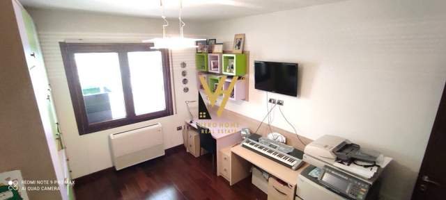 Tirane, shitet apartament 3+1 Kati 2, 174 m² 300.000 Euro (kopshti botanik)