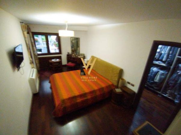 Tirane, shitet apartament 3+1 Kati 2, 174 m² 300.000 Euro (kopshti botanik)