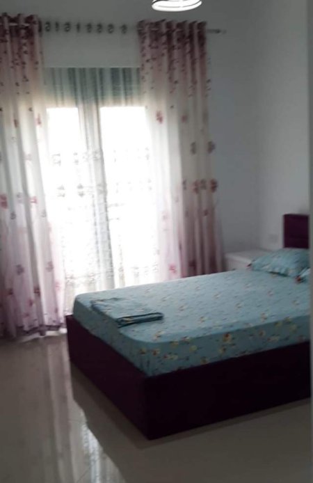 Tirane, jepet me qera apartament 1+1+BLK 75 m² 450 Euro (astir)