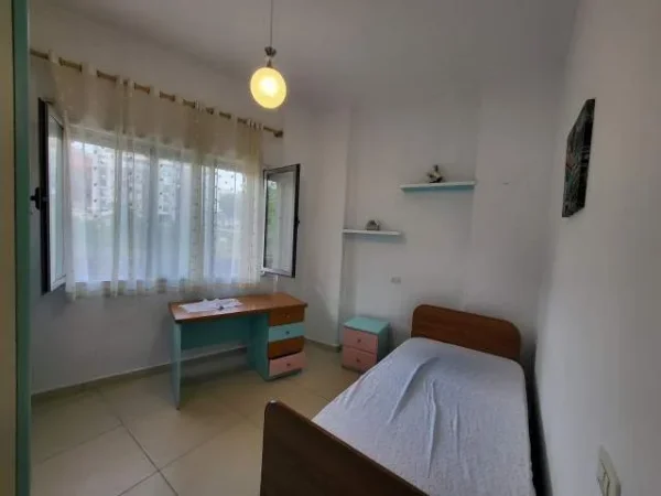 Okazion Qera , Apartament 3+1 tek Liqeni prane kopshtit botanik Kati 2, 130 m² 400 Euro (Kopshti Botanik)