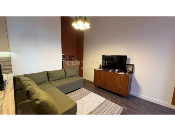 Tirane, jepet me qera apartament 1+1 Kati 11, 50 m² 700 € (pazari i ri)