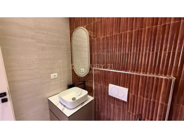 Tirane, jepet me qera apartament 1+1 Kati 11, 700 m² 700 € (pazari i ri)
