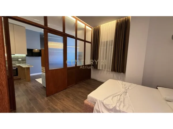 Tirane, jepet me qera apartament 1+1 Kati 11, 700 m² 700 € (pazari i ri)