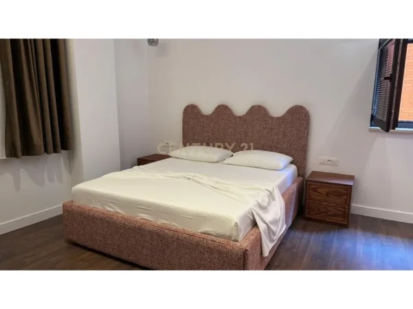 Tirane, jepet me qera apartament 1+1 Kati 11, 700 m² 700 € (pazari i ri)