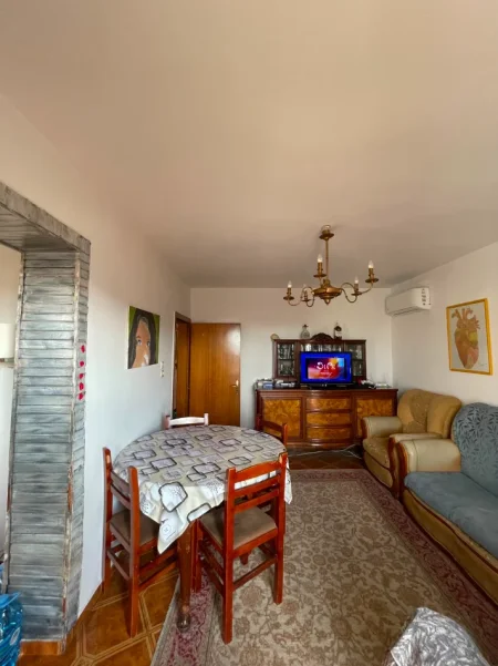Tirane, jepet me qera apartament 2+1+Ballkon Kati 5, 80 m² 500 € (Rruga Ferit Xhajko)