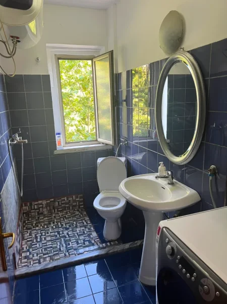 Tirane, jepet me qera apartament 2+1+Ballkon Kati 5, 80 m² 500 € (Rruga Ferit Xhajko)