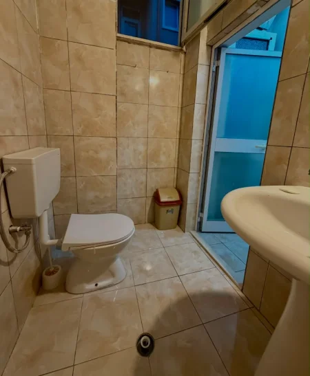 Tirane, jepet me qera shtepi 1+1 Kati 1, 60 m² 400 € (Myslym Shyr prane Shallvareve)