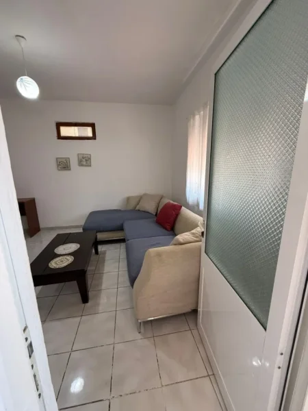 Tirane, jepet me qera apartament 1+1 Kati 1, 70 m² 400 € (Selvia)