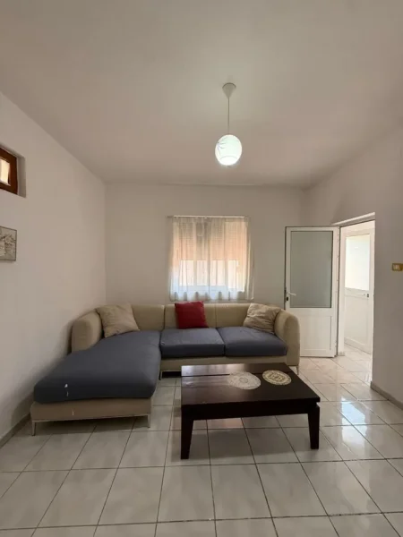 Tirane, jepet me qera apartament 1+1 Kati 1, 70 m² 400 € (Selvia)