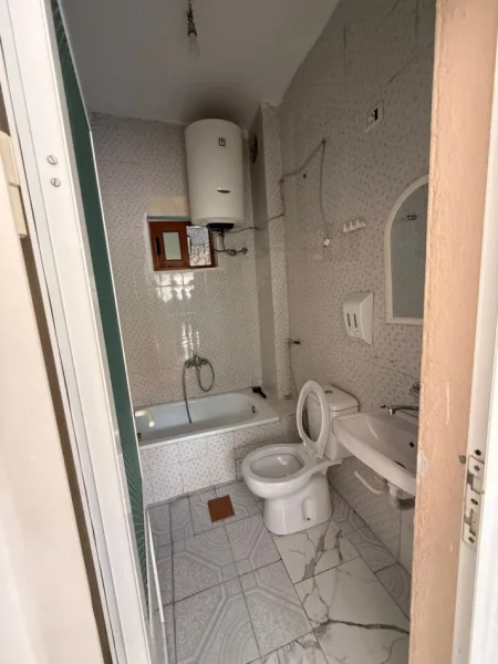 Tirane, jepet me qera apartament 1+1 Kati 1, 70 m² 400 € (Selvia)
