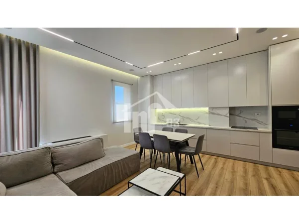 Tirane, jepet me qera apartament 3+1 Kati 0, 120 m² 1.800 € (“GREEN VALLEY” REZIDENCE, PËRBALLË LIQENIT ARTIFICIAL)