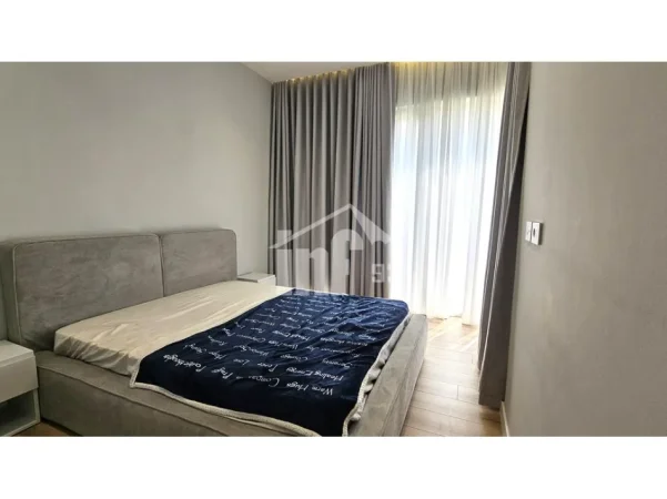 Tirane, jepet me qera apartament 3+1 Kati 0, 120 m² 1.800 € (“GREEN VALLEY” REZIDENCE, PËRBALLË LIQENIT ARTIFICIAL)