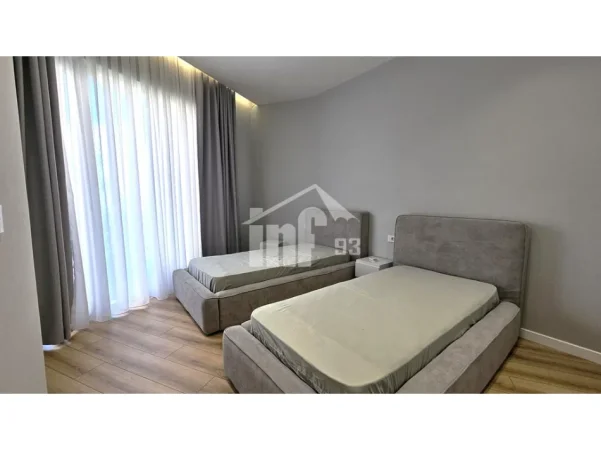 Tirane, jepet me qera apartament 3+1 Kati 0, 120 m² 1.800 € (“GREEN VALLEY” REZIDENCE, PËRBALLË LIQENIT ARTIFICIAL)
