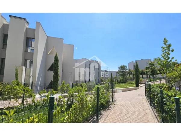 Tirane, jepet me qera apartament 3+1 Kati 0, 120 m² 1.800 € (“GREEN VALLEY” REZIDENCE, PËRBALLË LIQENIT ARTIFICIAL)