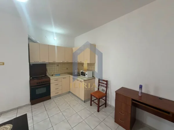 Tirane, jap me qera apartament 1+1+Ballkon Kati 1, 55 m² 450 € (Shtepi private 1+1 me 2 poste parkimi per qira tek Selvia)