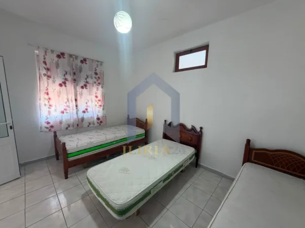 Tirane, jap me qera apartament 1+1+Ballkon Kati 1, 55 m² 450 € (Shtepi private 1+1 me 2 poste parkimi per qira tek Selvia)
