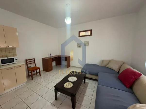 Tirane, jap me qera apartament 1+1+Ballkon Kati 1, 55 m² 450 € (Shtepi private 1+1 me 2 poste parkimi per qira tek Selvia)