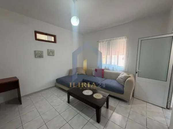 Tirane, jap me qera apartament 1+1+Ballkon Kati 1, 55 m² 450 € (Shtepi private 1+1 me 2 poste parkimi per qira tek Selvia)
