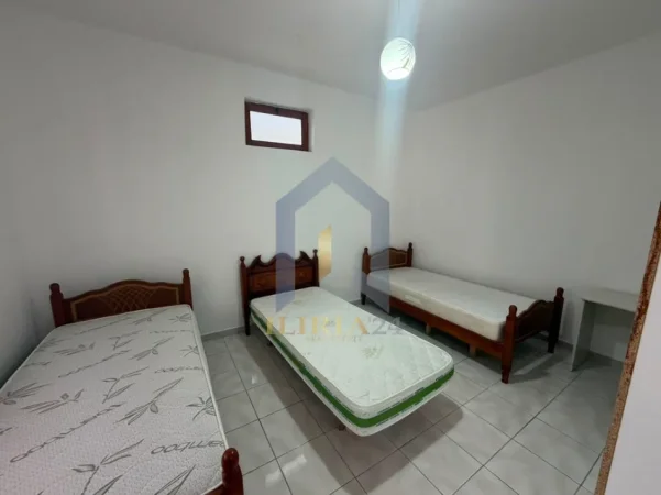 Tirane, jap me qera apartament 1+1+Ballkon Kati 1, 55 m² 450 € (Shtepi private 1+1 me 2 poste parkimi per qira tek Selvia)