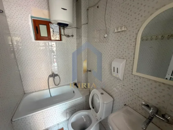 Tirane, jap me qera apartament 1+1+Ballkon Kati 1, 55 m² 450 € (Shtepi private 1+1 me 2 poste parkimi per qira tek Selvia)