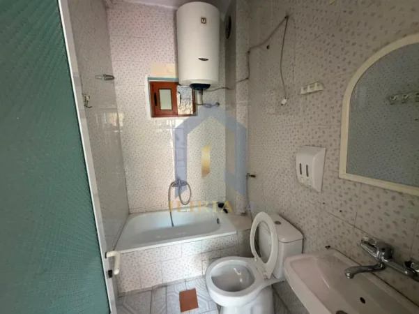 Tirane, jap me qera apartament 1+1+Ballkon Kati 1, 55 m² 450 € (Shtepi private 1+1 me 2 poste parkimi per qira tek Selvia)
