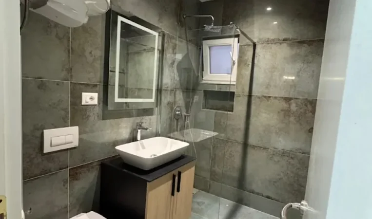 Tirane, jepet me qera apartament 2+1 Kati 11, 126 m² 850 € 