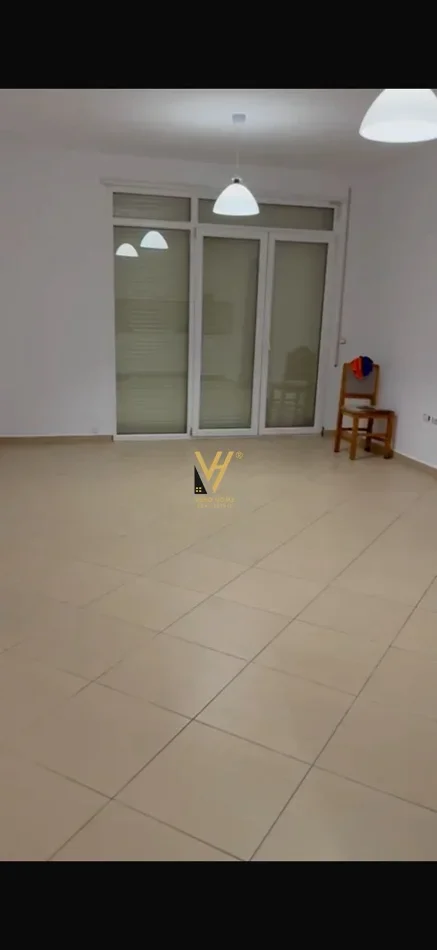 Tirane, jepet me qera apartament 2+1+Ballkon Kati 3, 80 m² 520 € (ISH FUSHA E AVIACIONIT)
