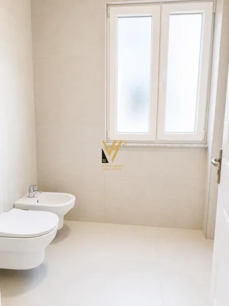 Tirane, jepet me qera apartament 2+1+Ballkon Kati 9, 105 m² 580 € (YZBERISHT)