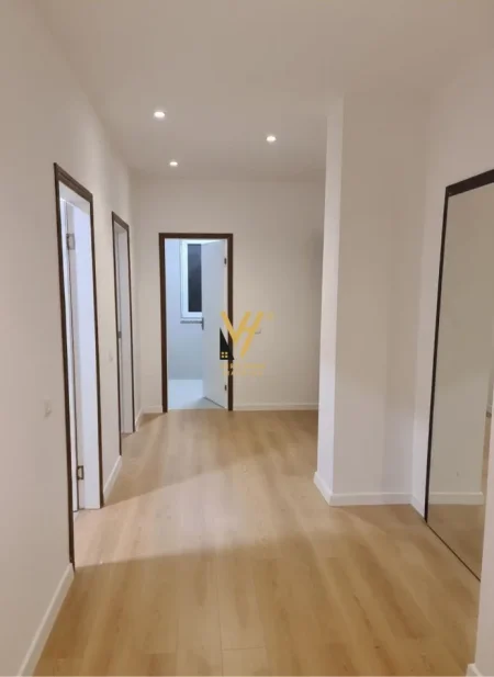 Tirane, jepet me qera apartament 2+1+Ballkon Kati 9, 105 m² 580 € (YZBERISHT)