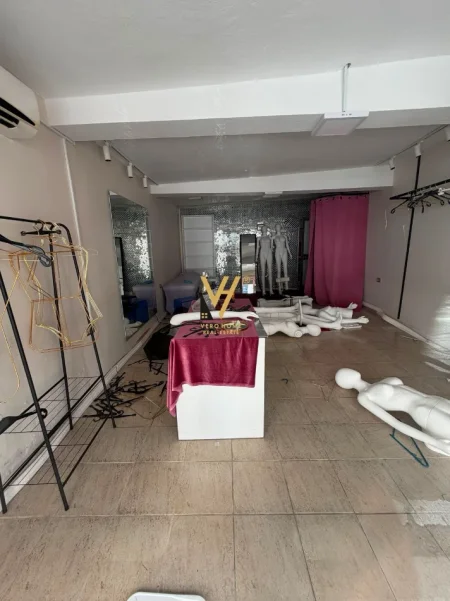Tirane, jepet me qera dyqan Kati 0, 35 m² 370 € (MYSLYM SHYRI)