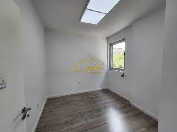 Tirane, jepet me qera ambjent biznesi Kati 2, 95 m² 800 € (STADIUMI DINAMO)