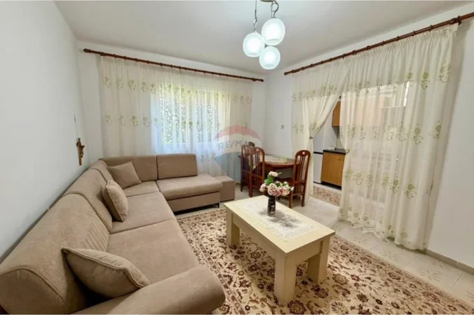 Tirane, jepet me qera apartament 2+1+Ballkon Kati 1, 85 m² 420 € (Rruga Llambi Bonata)