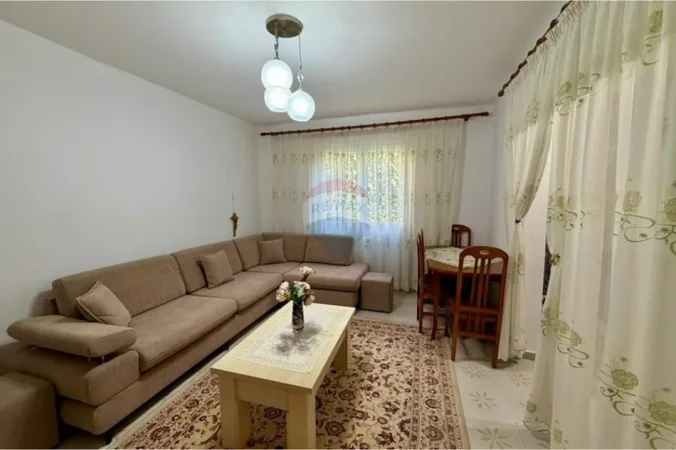 Tirane, jepet me qera apartament 2+1+Ballkon Kati 1, 85 m² 420 € (Rruga Llambi Bonata)