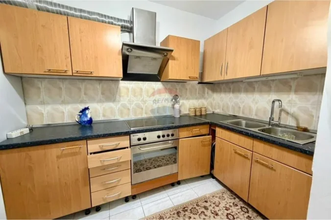 Tirane, jepet me qera apartament 2+1+Ballkon Kati 1, 85 m² 420 € (Rruga Llambi Bonata)