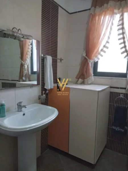 Tirane, jepet me qera apartament 3+1+Ballkon Kati 2, 120 m² 520 € (ALI DEMI)