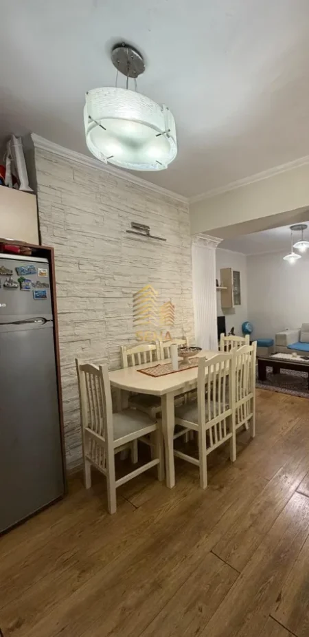 Tirane, jepet me qera apartament 1+1 Kati 2, 65 m² 400 € (Oxhaku, prane Ministrise se Mbrojtjes)