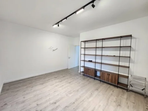 Tirane, jepet me qera ambjent biznesi Kati 2, 95 m² 800 € (Stadiumi Dinamo)